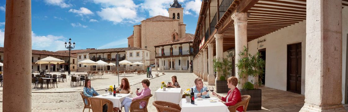 Personas disfrutando del enoturismo en la Plaza Mayor de Colmenar de Oreja