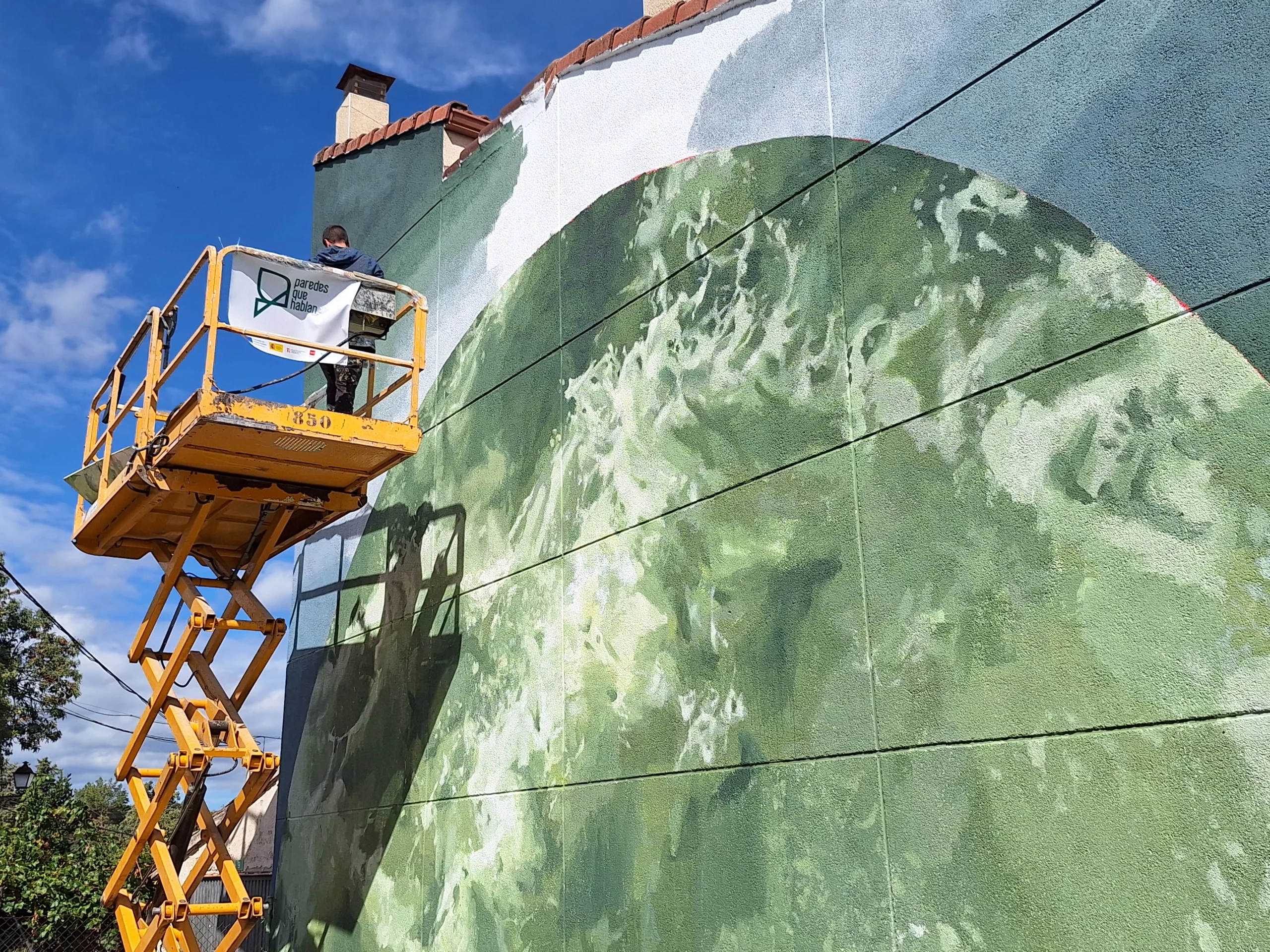 Mural de Zabala en Mangirón con el proyecto Paredes que hablan