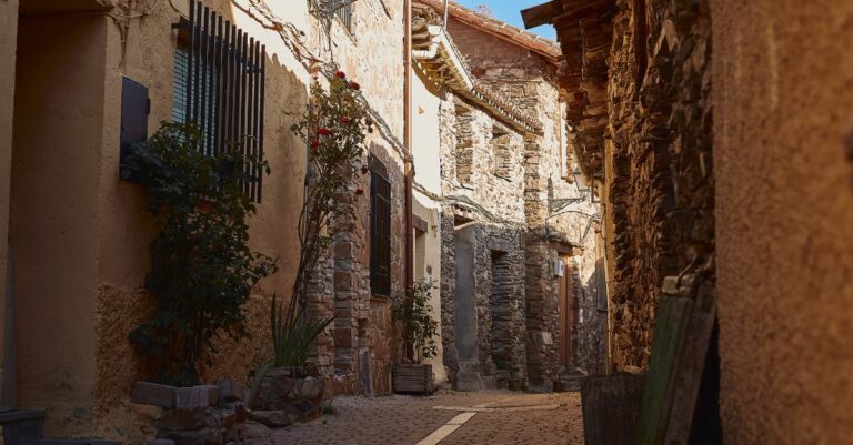 Imagen de una calle de uno de los pueblos de la Sierra Norte de Madrid