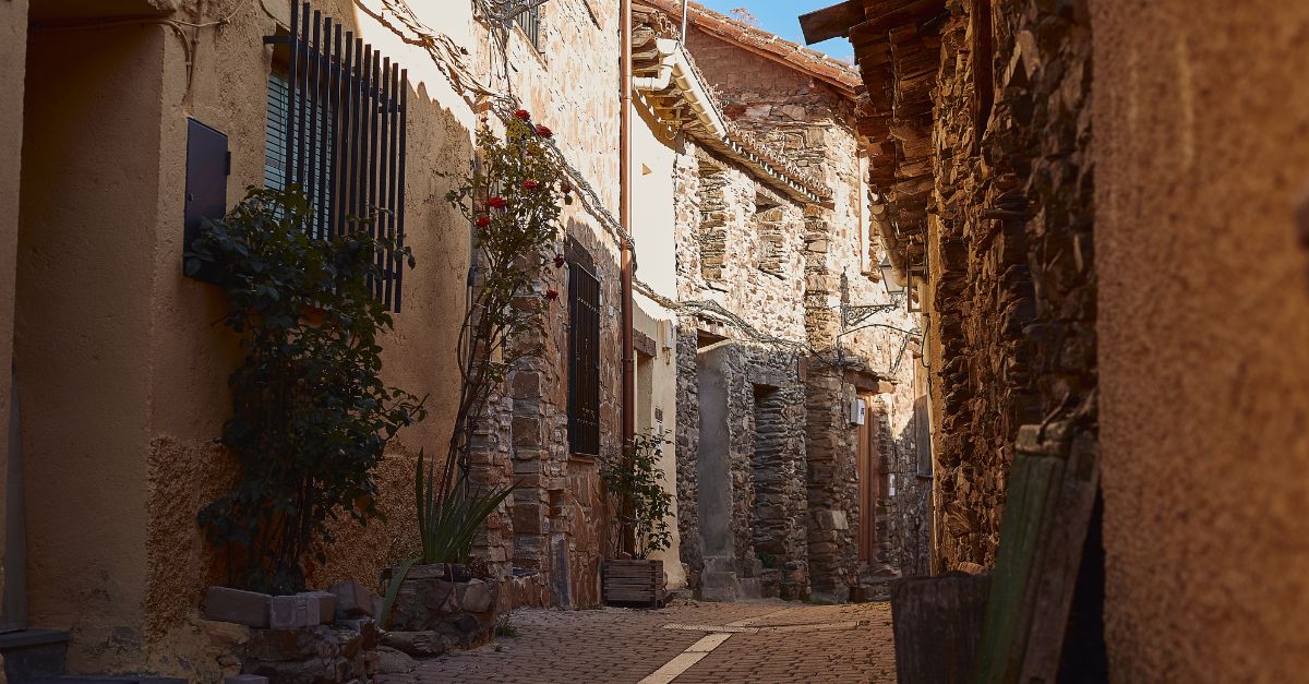 Imagen de una calle de uno de los pueblos de la Sierra Norte de Madrid